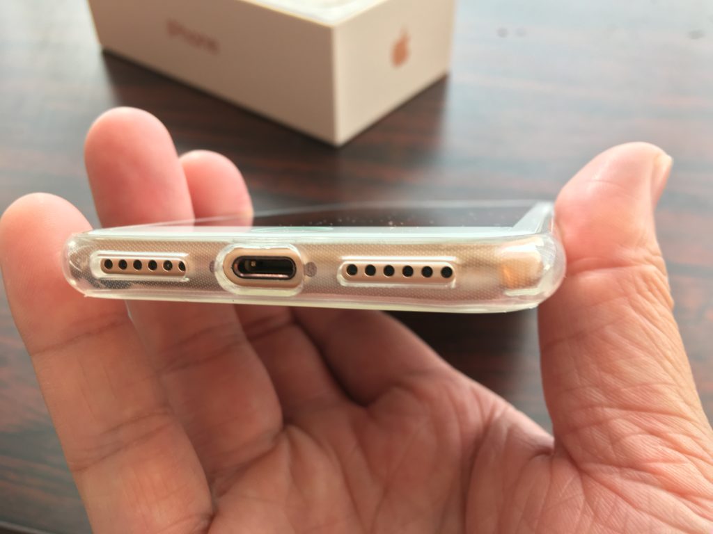 TOZOケース以外のケースを装着したiPhone底面のスピーカーホール周辺の様子