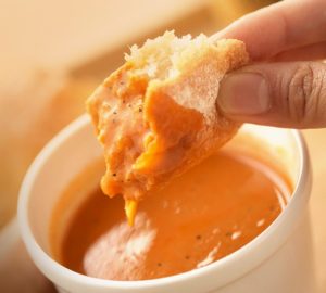 パンを海老のビスクに浸したイメージ
