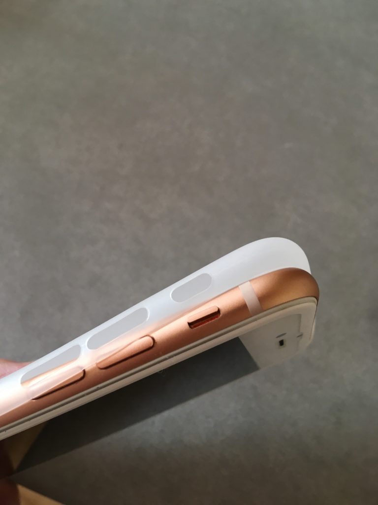 TOZOケースをiPhoneに装着するときの音声ボタン側面の様子