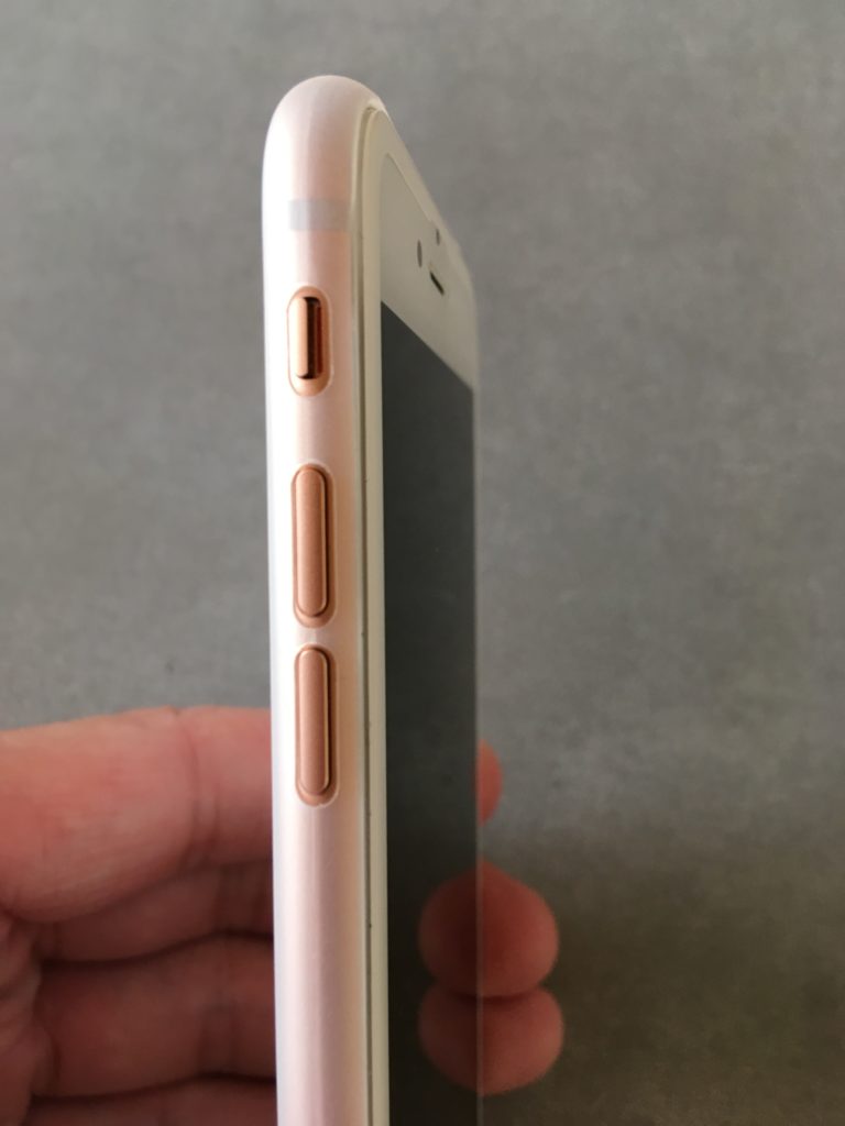 iPhoneに装着したときの音声ボタンに干渉しないTOZOケースの様子