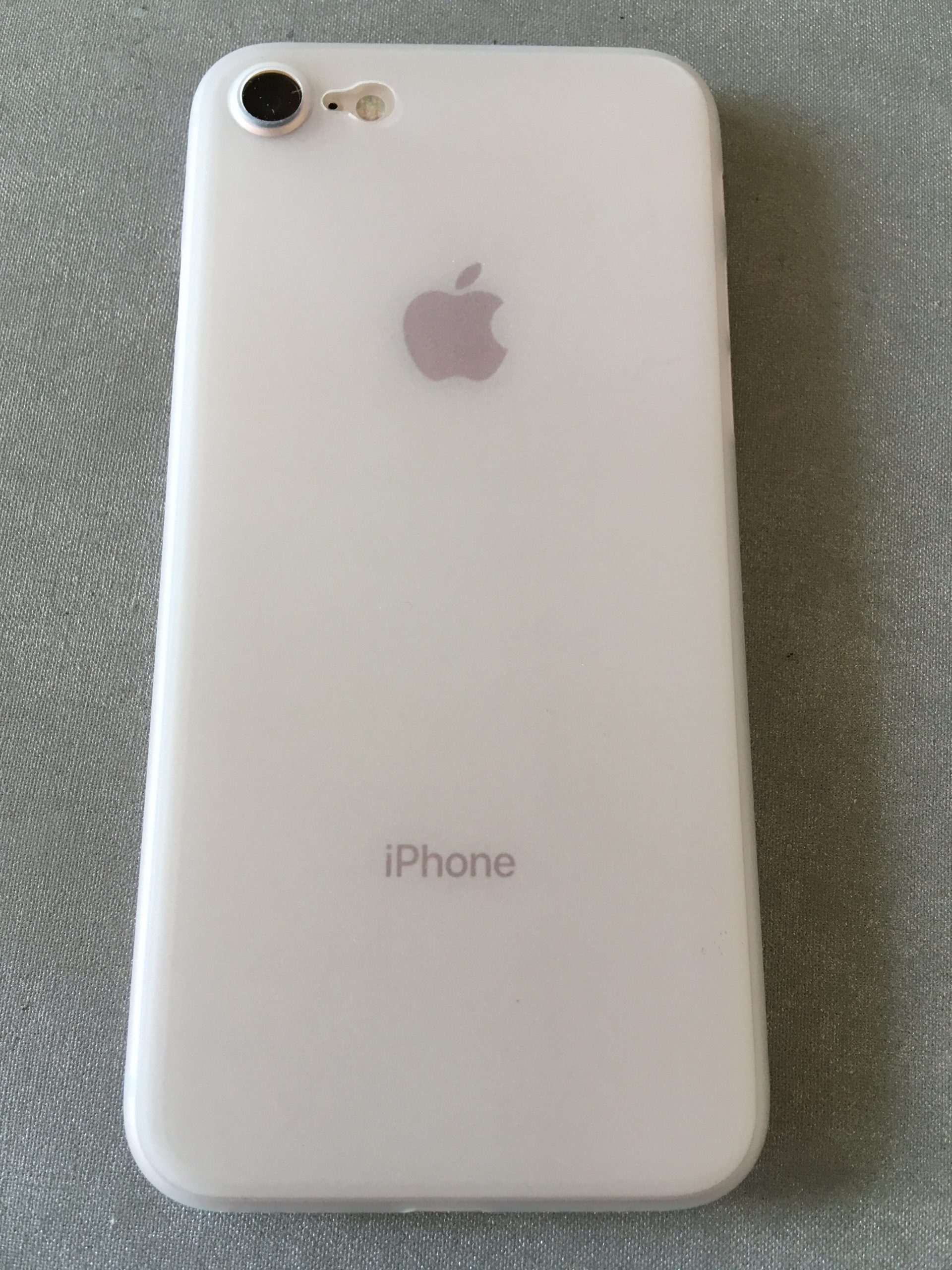 TOZOケースを装着したiPhone背面の様子(アップルマークが透けて見えます)