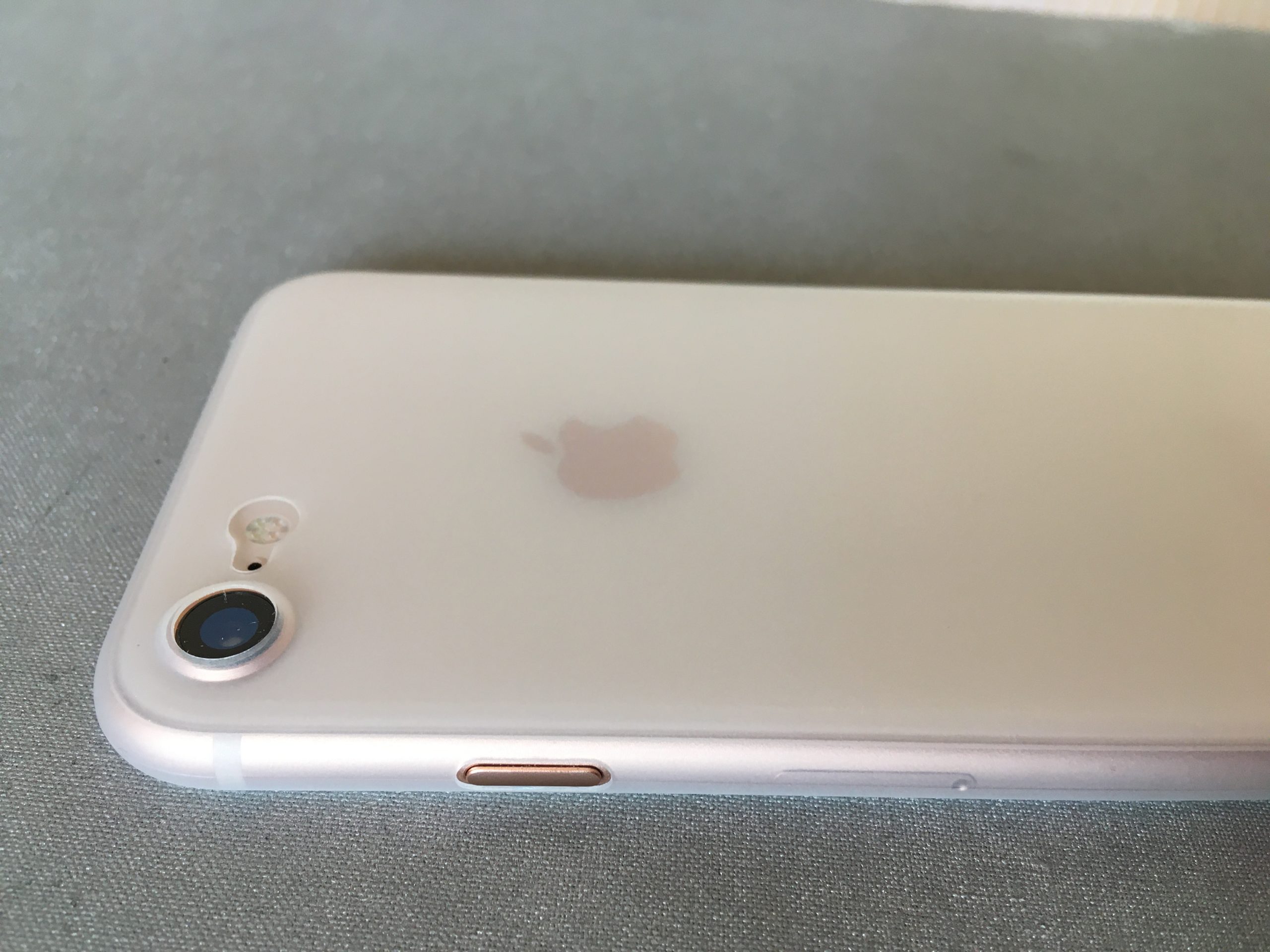 TOZOケースを装着したiPhone背面がマッド調に見える様子