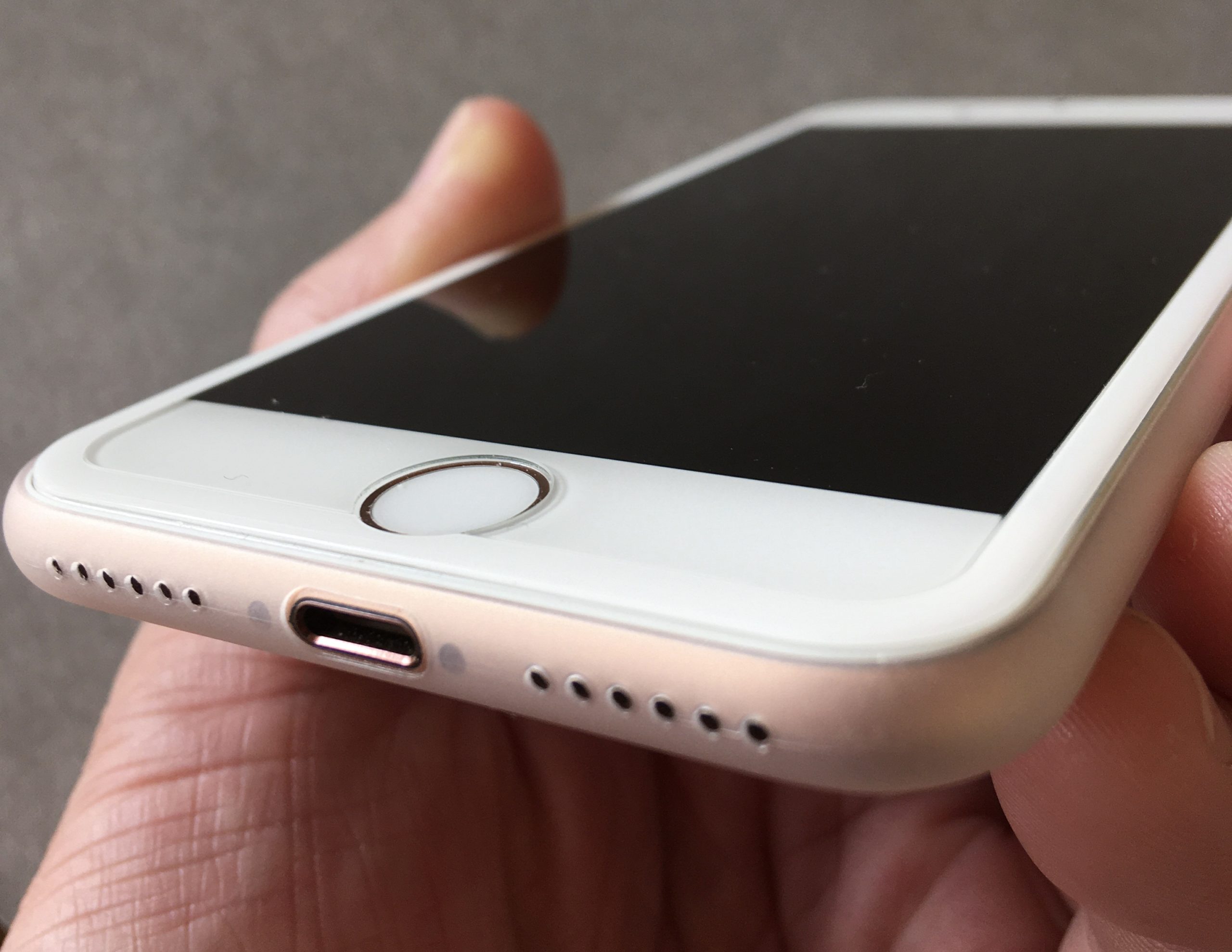 TOZOケースを装着したiPhone底面のスピーカーホール周辺の様子