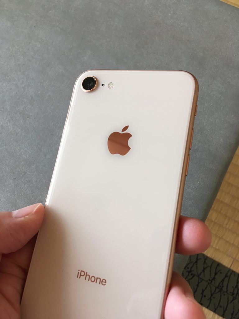 TOZOケースを装着する前のケースなしのiPhone8ゴールドの背面