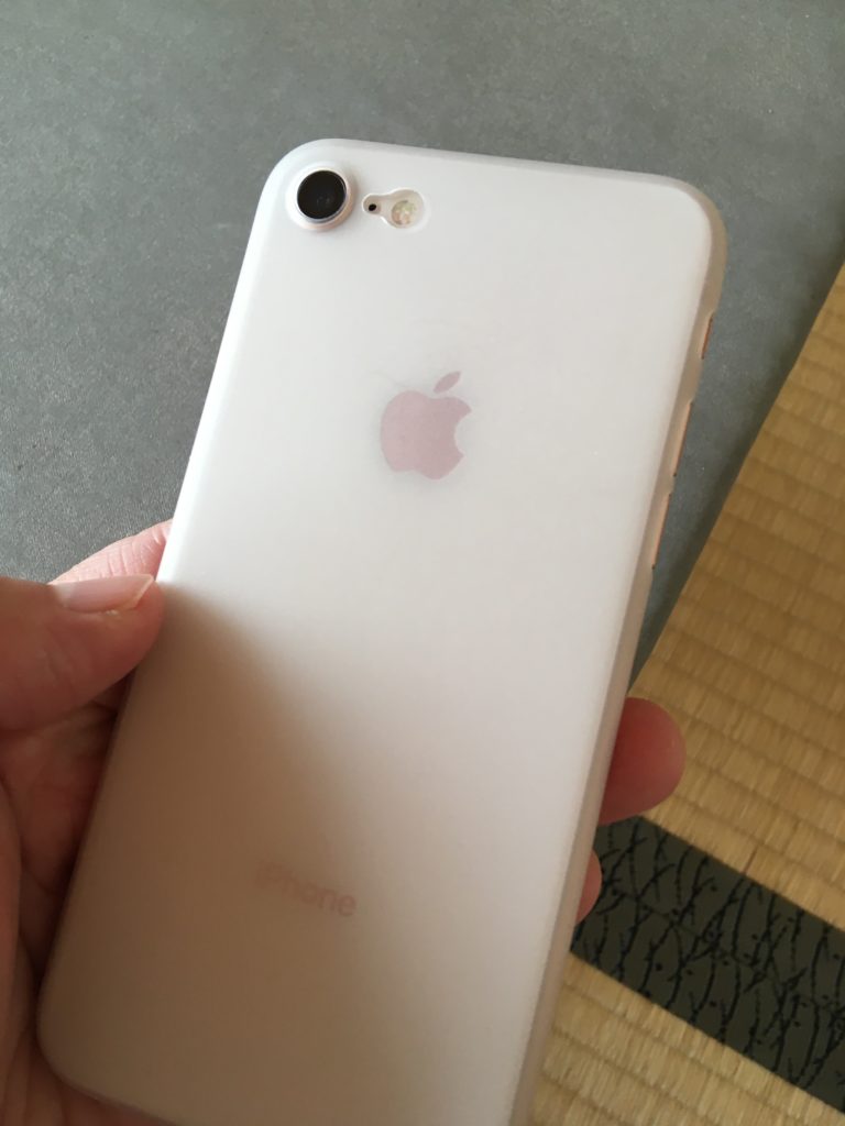 TOZOケースを装着したときのiPhone8 ゴールドの背面の様子