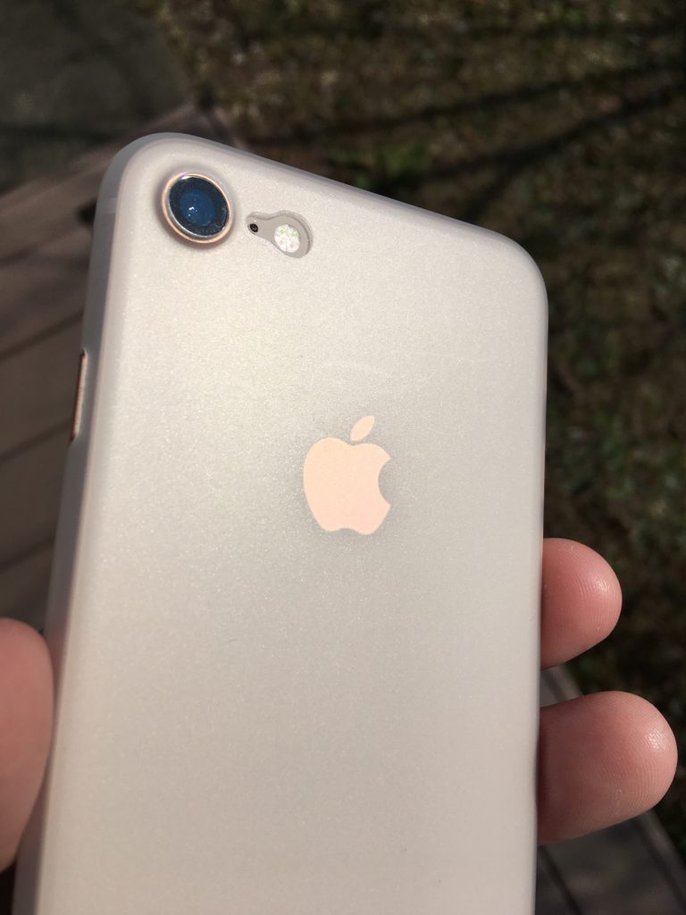 TOZOケースを装着したiPhoneアップルマークの色が角度によって見え方が違う様子