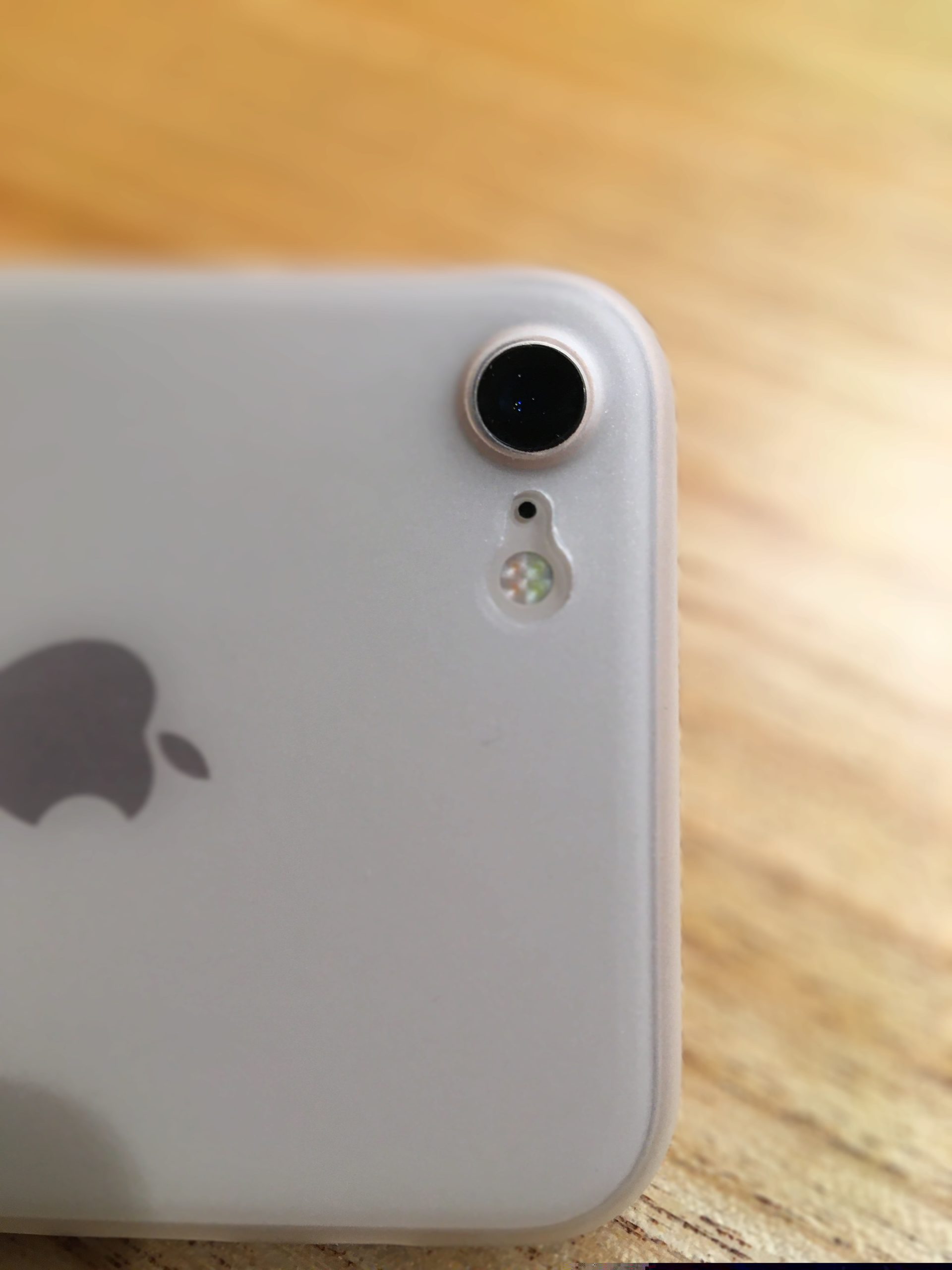 TOZOケースを装着したときのiPhone8 カメラレンズ周りの様子