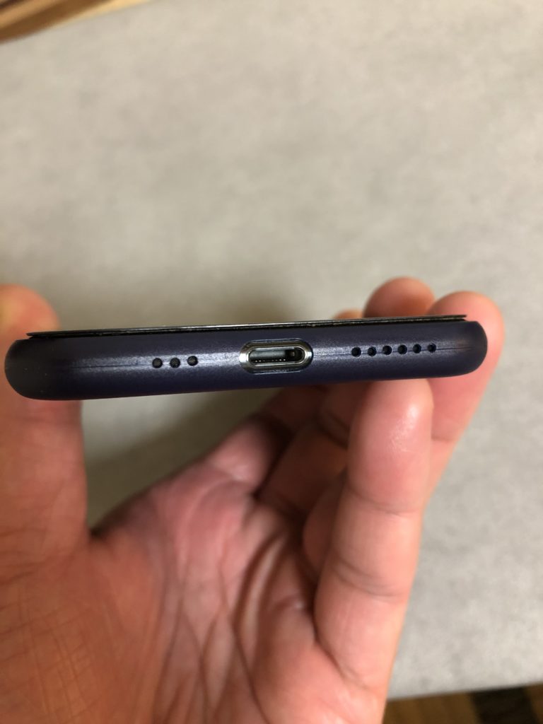 下部（ステレオスピーカー側）