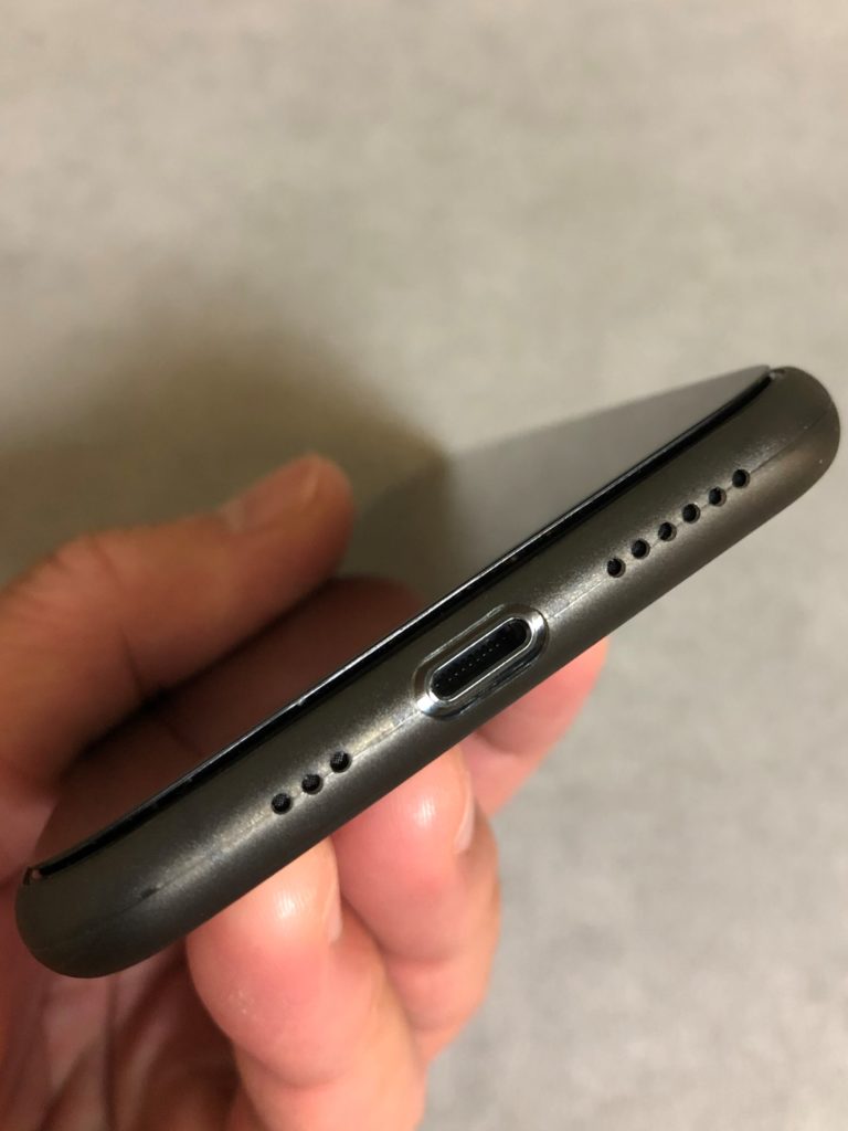 下部（ステレオスピーカー側）